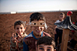 叙利亚，阿萨兹：避难的儿童在展示玩具，这些玩具是用在土耳其边境的营地上找到的废旧材料制作而成。