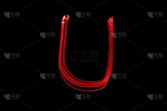 红光绘字母U，黑色背景长曝光摄影