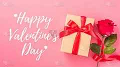 牛皮纸礼盒配漂亮的红丝带，情人节贺卡配文字概念。