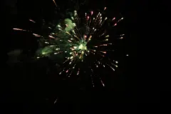 素材欢乐烟花点燃燃放新年快乐爆竹农村年味高清爆炸春节壁纸图片热闹火光喜庆开心818A9914 – 饿狐背景网站-微距高清设计素材免费图片下载海报壁纸摄影背景素材，背景图，背景墙，背景板，背景图片，背景纹理，背景板设计，背景材质，背景大图