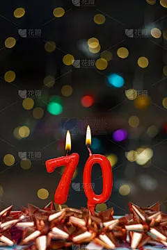 第70张生日或周年纪念的快乐贺卡。这张图片是一系列不同数字燃烧蜡烛的照片的一部分，从1到100