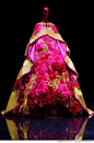 用手工制作的5000朵宫花设计的嫁衣礼服，恢复了这种将近失传的手工技艺...
