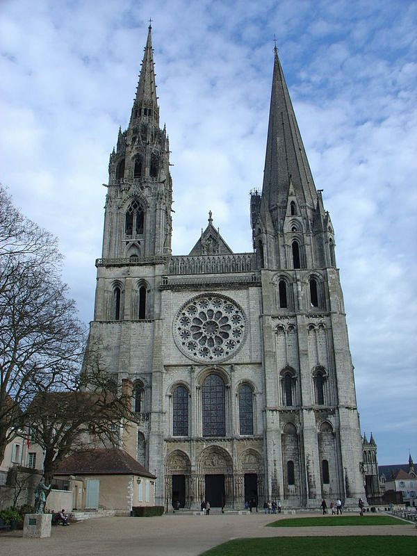 法国沙特尔主教堂，又译作夏特尔教堂。
