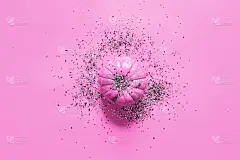 创意构图平面南瓜和万圣节魅力金属趋势在橙色背景与复制空间