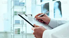 治疗师正在病人的登记卡上登记