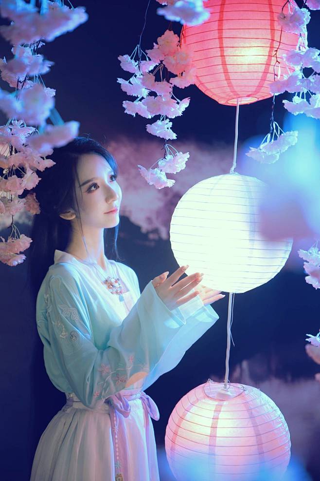 柳下闻瑶琴起舞和一曲
仿佛映当年翩若惊鸿...