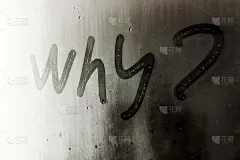 为什么把问号和问号写在潮湿的窗户上。秋天的雨。灵感的消息