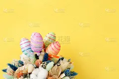 复活节彩蛋和一束干花在黄色背景和复制空间