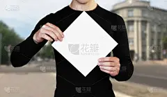 一个拿着一张白纸的男人。拿着一本小册子。关闭了。城市的背景