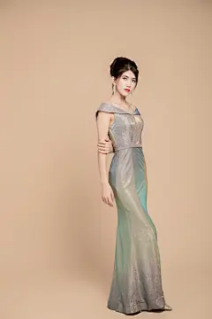 全身照站立银色晚礼服名媛女性人物摄影图