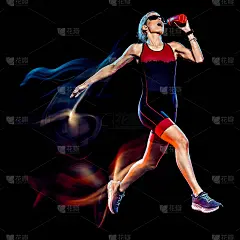 女子铁人三项三项运动员跑步慢跑慢跑孤立的黑色背景
