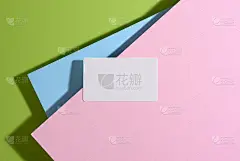 空白的长方形名片以现代的亮绿色为背景，用蓝色和粉色的纸加上阴影