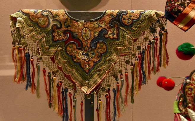 如意云纹云肩配五色璎珞