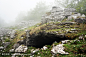 石窟入口在山与雾
grotto entrance in mountain with fog