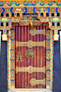 丰富地装饰门。Gyantse-Tibet。1572