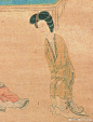                                                                                                                         #陈老莲#【 明 陈洪绶 《斜倚薰笼图》 】立轴，绫本，129.6×47.3cm，上海博物馆藏。图绘一位贵妇拥着熏笼斜倚矮榻之上，发髻如云，正抬头仰观鸟架上一只鹦鹉。榻前一幼童顽皮可爱，蹲于地上玩弄一把团扇。旁边的侍女作半蹲状，神情专注，随时准备扶持幼童。其用笔细劲流畅