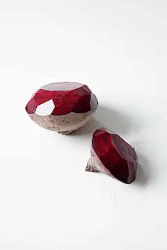 【德国艺术家Sarah Illenberger水果创意摄影作品】
艺术家Sarah Illenberge1976年出生於慕尼黑。在 Sarah 從 Chelsea College Sarah 畢業後她開始從事插畫工作。她的畫風經過多次改變，儘管如此，所有畫風仍跟創意息息相關。在今天我們分享的作品中，是一個結合設計、攝影、創意的藝術創作。Sarah 以食物做出不可食用的物品模樣，相反的，她也用不可食用的物品做出食物的模樣。