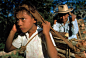 大卫艾伦·哈维
墨西哥。Yaxachen。一个年轻的男孩在一个小渔村拖木柴。
©David Alan Harvey / Magnum照片