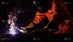 工人戴上消防面罩和消防手套，带着个人防护设备立钢箱焊接