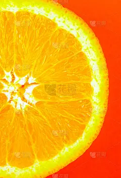 橙色背景上的橙色水果。极简主义，原创和创意的照片。美丽的自然，垂直的智能手机壁纸。