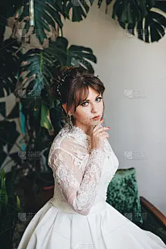 穿着婚纱的漂亮女人在郁闷的生活解放军