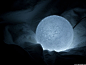 MOON LIGHT







这是不久前在洛杉矶dwell on design设计展上展出的作品——“the moon”灯具。按照探月卫星拍摄的月表3D影像资料，在灯具的表面再现月球起伏凹凸的地形，通过内置Led灯，营造柔和浪漫的月光场景。

(7张)
