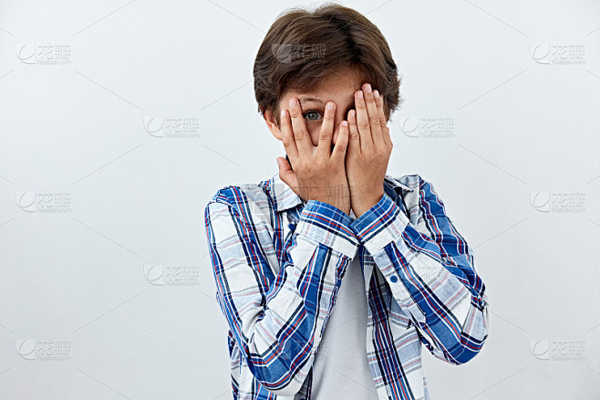 恐惧、羞愧和害羞的情绪。白色背景下的小男孩肖像