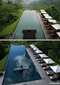 巴厘岛度假酒店的无尽游泳池，特殊的边缘设计让泳池仿佛一块没有包边的平镜