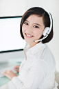 女商人,耳机,工作,扭头看,远程工作_d75a06823_客服人员_创意图片_Getty Images China
