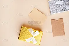 名片模型，生态牛皮纸上的米色背景和礼物盒的节日