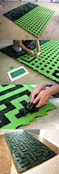 教你如何自制地毯，做出属于自己家的一份特别。
#手工# #diy# #手工制作教程# #家居设计# #废物利用# #生活创意# #编织# #不织布# #地毯# #脚垫#
