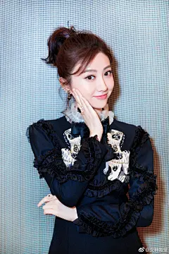 景甜萌萌哒表情包 丸子头可爱清新惹人爱 : 景甜出席活动变成表情包，萌萌的小表情十分可爱