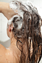 洗头发的洗发水的女人的照片