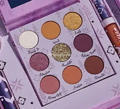 ColourPop x 冰雪奇缘2 联名彩妆试色来啦！！金闪这套的配色感觉更日常些～
艾尔莎&amp;安娜套装，各包含2款眼影盘、2只唇蜜、2只口红、2枚眼影亮片。 
#冰雪奇缘# ​​​​