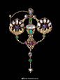  英国工艺美术运动的领军人物约翰保罗库珀[心]图1这枚胸针灵感来自中世纪和凯尔特人的设计，既玲珑精巧又优雅，饰以精心雕琢的树叶和卷须，制作花费了273个小时，库珀的首席工匠洛伦佐·科拉罗西是主要制造者。材质：黄金、电气石、月光石、珍珠、紫水晶、绿玉髓等。1908年。