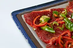 鲜椒牛肉火锅菜品美食摄影图