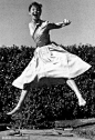 [『摄影师』Philip Halsman镜头下的明星名流:《跳》] Philip Halsman，1906-1979，美国著名肖像摄影师，这组作品名为《Jump》，记录了1950年代一些著名人物跳起时的珍贵镜头，包括政治人物，电影演员，教授等，其中有尼克松，奥黛丽·赫本，《西北偏北》女主角Eva Marie Saint，法国性感女星碧姬·巴铎等等。奥黛丽·赫本（Audrey Hepburn），1955年Philip Halsman，活跃于好莱坞长达30年的肖像摄影大师。或许很......