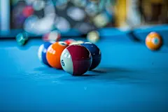 悠哉的娱乐场所里彩色台球摄影图片