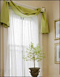 2、选用轻薄明亮的窗帘，以便白天有充足的阳光照进房间。增添一些暖色调的装饰物，比如一些金黄色、琥珀色、深红色的帷幔、锦缎、棉布。