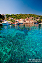 美丽的心情绽放在海滨湖蓝的海水中……
希腊，克里特岛海滨村