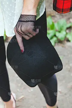 女骑士手戴渔网手套，头戴黑色毡帽