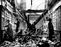 1940年10月22日，位于伦敦肯辛郡的“荷兰屋图书馆”几乎被德军炸成废墟。三位绅士静静地站立在废墟中，安详地读书。在当下这个浮躁娱乐化的时代，缺少的就是这样宁静的心灵和定力。