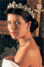 摩納哥的卡洛琳公主的這頂珍珠鑽石王冠，是她的祖母夏洛特公主在1920年與丈夫結婚時，獲得的禮物