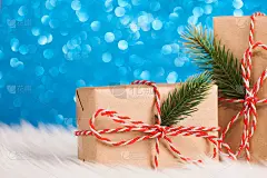 蓝色背景的圣诞牛皮纸礼物