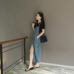 推荐牛仔裙小姐～特别选用水洗天丝棉牛仔拿到你们会感觉无比柔软舒适～非常适合夏天比普通厚牛仔外套面料还要好！前排扣子全扣上可以打造日系复古风，少扣几颗可以露腿，时髦又欧美！一件简单蕾丝啊T啊舒服随性！肩带可调节长度，已分码娇小的MM也能轻松驾驭！忙死我了想说以后我找模特拍你们能接受吗 ​​​​