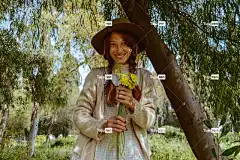 女士 花卉背景 花壁纸 帽子 红发女郎 雀斑 花朵 美丽的花朵