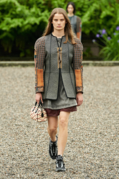 童小楹宝贝采集到Louis Vuitton RESORT 2024
