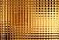 抽象的金色背景与正方形的玻璃创造一种视觉错觉几何墙纸