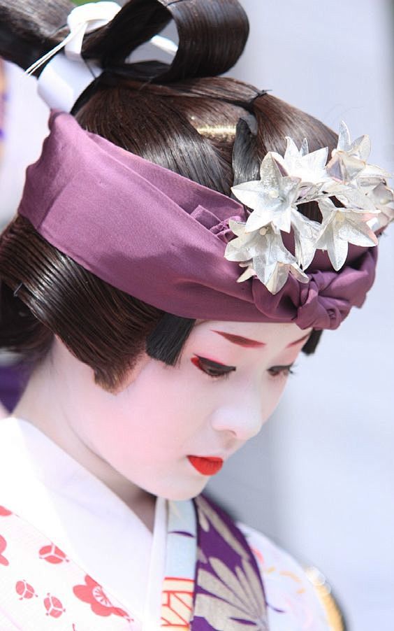 Maiko dressed for Gi...