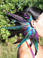 Tribal Feather Ear Cuff ，部落感十足的耳后装饰羽毛，在不少亚洲和印第安部落中，羽毛是自由的象征，甚至是身份地位的象征，部落中祭司和首领佩戴的羽毛色彩更为炫目，更为珍贵。更有印第安部落的战士有着这样的风俗：每杀死一个敌人就在头饰或帽子上加插一根羽毛。@北坤人素材